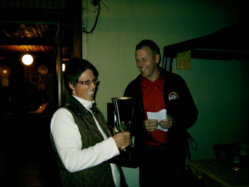 Pokalübergabe an Marlene durch Frank Heise