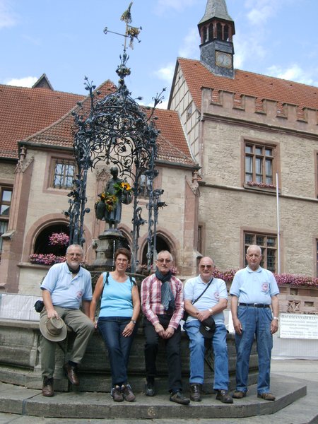 Gruppenbild mit Gänseliesel
