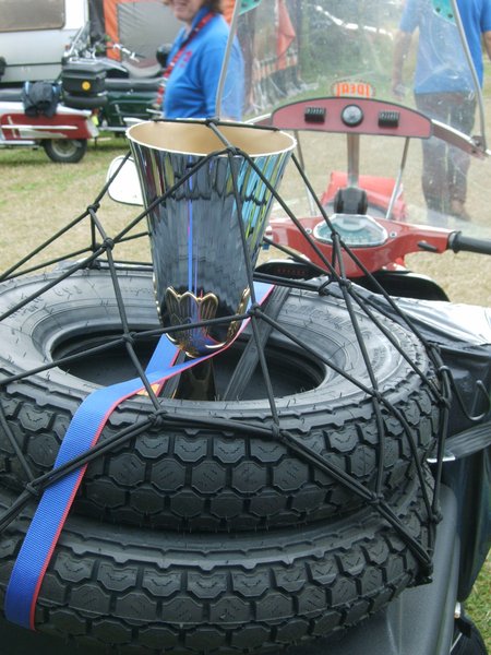 schwer bepackt: zwei neue Reifen und ein Pokal zusätzlich